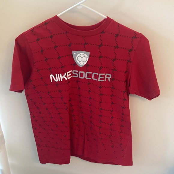 2 Boys Reebok & Nike Sports Themed T-shirts - Picture 6 of 8